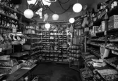 Interiör från Wikströms affär som låg i den ännu kvarstående fastigheten i hörnet Långgatan-Bergslagsgatan. Bilden från 1937.