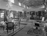 Auktion på möbler och konst i Expositionshuset år 1938.