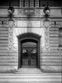 Wermlandsbankens portal. Bankhuset byggdes 1906-08 efter ritningar av arkitekt Ernst Stenhammar.