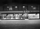 EPA bygger om med neonbelysning och flera nya skyltfönster längs Tingvallagatan 1940.