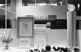 Historisk bildsvit från företaget Branzells AB med verksamhet inom bilelektronik och batteritillverkning m m. Redan 1927 skrevs kontrakt mellan Branzells och Bosch och 1941 hyllas densamme i butikens skyltning.