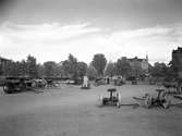 Värmlands och Dalslands järnhandlarförening anordnar en utställning av jordbruksredskap på Malmtorget i Klara 1944.