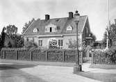 Villa på Regementsgatan i Klara ritad av arkitekt Simon Svensson och uppförd år 1919. Bilden togs 1935 och beställdes enligt negativkuvertet av Axel F Olsson.