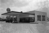 Standard bensinstation, med varumärket Esso, år 1937. Macken finns kvar vid Nobelkorset, nu under namnet Statoil.
