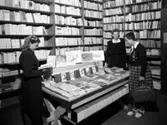 Hjalmar Petterssons Bokhandel låg i dåvarande fastigheten i hörnet Kungsgatan–Västra Torggatan. Bilden från 1944.