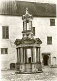 Brunnsöverbyggnad från år 1578.  Renässansborggård.  
På 1570-talet knöts bröderna Johan Babtista och Dominicus Pahr till slottsbygget och får då sin nuvarande renässansstil.