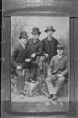Fyra av stadens ungherrar år 1890. Från vänster Arvid Jakobson,Tobias Westlin, Hjalmar Lundin, Elias Westlin.