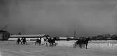 Vintertrav i Karlstad år 1930. Tävlingarna kördes på en tillfälligt upplogad bana på nuvarande bostadsområdet sydost om  Värmlands Motor.