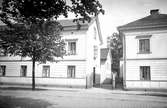 Paul Perssons hus på Östra Torggatan 2. Under en tid hade ägaren en möbelaffär i fastigheten och där fanns även ett enklare hotell. Till höger låg det av sjömän ofta frekventerade café Libelly.