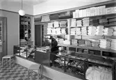 Kläd- och tygavdelning i kooperativas butik på Mariedal 8, nuvarande Östra Kanalgatan 2. Bilden från 1933.