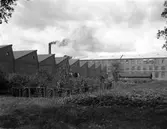 Karlstads Spinneri o Väveri AB på Älvgatan sett från gårdssidan. Numera används byggnaden av Vermlandsoperan och Landstinget. Bilden tagen runt 1930.