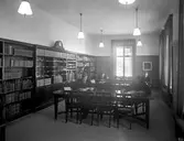 Interiör från Karlstads förra bibliotek, tidigare överläkare- och rektorsbostad, på adressen Kungsgatan 1. Bilden tagen något år in på 1930-talet.