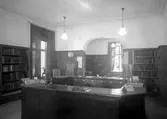 Interiör från Karlstads förra bibliotek, tidigare överläkare- och rektorsbostad, på adressen Kungsgatan 1. Bilden tagen något år in på 1930-talet.
