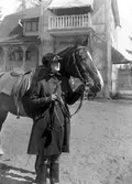 Handlare Petterssons dotter med häst året 1931 framför en ännu kvarstående villa på Syréngatan på Sommaro.