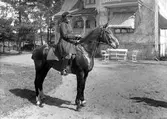 Handlare Petterssons dotter med häst året 1931 framför en ännu kvarstående villa på Syréngatan på Sommaro.
