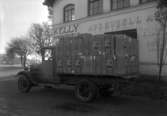 Lastbil utanför August Huzells lokaler i Viken. Bilden tagen ca 1930.