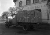 Lastbil utanför August Huzells lokaler i Viken. Bilden tagen ca 1930.