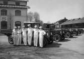AB Huzells anställda poserar framför nyinköpta lastbilar av märket Stewart. Bilden tagen ca 1932.
