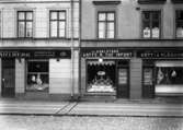 Affärer längs Drottninggatan 21 och 23 i kvarteret Duvan år 1933.