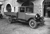 Fordlastbil utanför Geijers Motoraffär på Järnvägsgatan 1 i kvarteret Jägaren. Bilden tagen 1928.