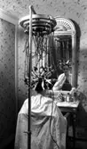 Hårvårdsutrustning med lätt skrämmande utseende. Bilden tagen ca 1932.