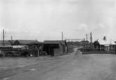 Järnvägsövergången mellan Herrhagen och Tormestad med banvaktstugan till höger på en bild tagen i början på 30-talet.
