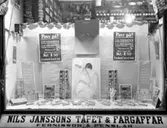 Tandkräm för hela slanten i skyltningen hos Nils Janssons färg på Järnvägsgatan 4. Bilden tagen runt 1930.