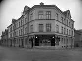 Bild från Thore Wikströms speceriaffär i hörnet av Långgatan-Bergslagsgatan år 1931.