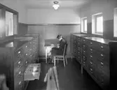 Bildsvit från Karlstads System AB tagen 1930 då systemet inte helt ut var ett nationellt, statligt bolag. Butik och kontor låg i hörnet Hamngatan–Västra Torggatan med filial i Haga kallad Haga 20 efter tomtnumret.