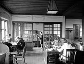 Bildsvit från Karlstads System AB tagen 1930 då systemet inte helt ut var ett nationellt, statligt bolag. Butik och kontor låg i hörnet Hamngatan–Västra Torggatan med filial i haga kallad Haga 20 efter tomtnumret.