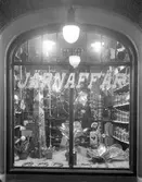 Julskyltning i Österbergs Järnhandel vid Hagatorget år 1923.