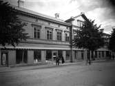 Kooperativas fastighet på Östra Torggatan 6 plåtad år 1931. Huset innehöll flera  separata konsumbutiker för fisk, specerier, kött och skor m m. När Domus-varuhuset öppnade stängdes sammanlagt 8 centrala konsumbutiker.