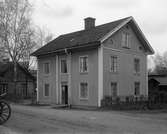 Bilden visar det ännu kvarstående huset på Östra Kanalgatan 10 på en bild från 1928. Fastigheten är troligen uppförd runt 1860.