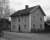 Bilden visar det ännu kvarstående huset på Östra Kanalgatan 10 på en bild från 1928. Fastigheten är troligen uppförd runt 1860.