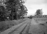 Bild tagen för Naftasyndikatets räkning vid deras anläggning i Yttre hamn år 1933. Av de tidiga byggnaderna från Yttre hamns ursprung för ca 100 år sedan återstår bara hamnkaptenens bostad och det hus där förr café Gulan fanns.