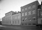 Södra skolan, senare Tingvallaskolan, med tillbyggnad. Skolan byggdes 1872 och var stadens största folkskola tills dess att Herrhagsskolan invigdes år 1906. Båda husen, det nyare byggt runt 1930, revs i början på 1990-talet. Bilden togs 1933.