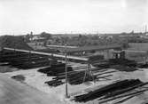 Foto taget från hamnområdet söder om Herrhagen i sydvästlig riktning. I förgrunden material som tillhör Handels AB Karl Olsson & Co. Bilden från 1933.