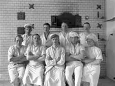 Gruppbild tagen hos Jeppsons Ångbageri i början av 1930-talet. Bageriet låg i en gårdsflygel till dåvarande fastigheten Långgatan 51. Efter Jeppsons flyttade Skako in i lokalerna.