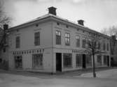 Varumagasinet vid Torget på en bild från 1920-talet.