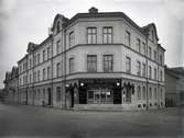 Thore Wikströms affär i hörnet av Herrhagsgatan- Bergslagsgatan runt 1930.