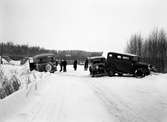 Trippelfordonskrasch i kurvan före järnvägsundergången på Skårevägen år 1937. Olyckan utreds av landsfiskal Manby.