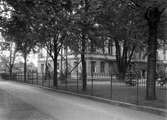 Telegrafverkets hus i hörnet Älvgatan-Fredsgatan på en bild från 1935. Här finns nu Almenparken.