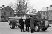 Motoraktiebolaget levererar en sprillans ny tankbil av märket Volvo till AB Mölnbacka-Trysil vintern 1942.