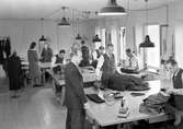 Interiör från Svenssons klädeshandels skräddarverkstad tagen i mitten av 1940-talet