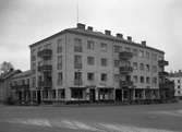 En bild från Hagatorget tagen år 1945 med bl a Karlstad Café AB:s restaurang Falken.