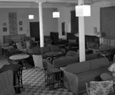 Ett smakprov på sortimentet i Klaessons möbelaffär på adressen Drottninggatan 10 år 1945.