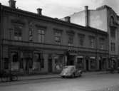Fastigheten Järnvägsgatan 9 år 1947. Huset finns kvar i ombyggt skick. Fotografen/kopisten har retuscherat ett antal fönster.