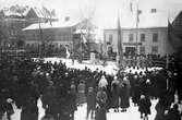 Okänd högtidlighet pågår på Stora torget i Filipstad. Repro