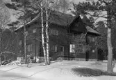 Villa Skogsbrynet vid västra kanten av Mariebergsskogen på en bild från 1948. Huset byggdes 1903 och dess förste ägare var den legendariske chefredaktören Mauritz Hellberg på Karlstads-Tidningen.