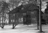 Villa Skogsbrynet vid västra kanten av Mariebergsskogen på en bild från 1948. Huset byggdes 1903 och dess förste ägare var den legendariske chefredaktören Mauritz Hellberg på Karlstads-Tidningen.